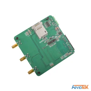 نمای پرسپکتیو از لایه زیرین برد روتر 4G و محل قرارگیری سوکت سیم‌کارت.
